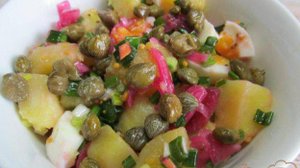 Картофельный салат с яйцом и каперсами