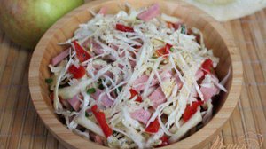 Салат из капусты с колбасой и перцем