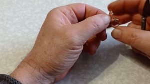 Насаживание червя на мормышку.Как это делаю я