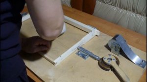 Натяжка проволоки в рамках с полным обзором станка.