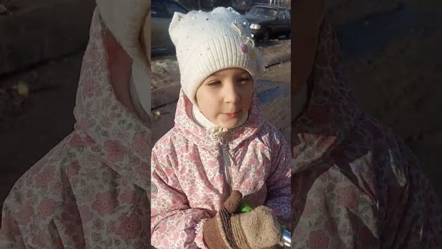 Ребёнок счастлив кататься на самокате. пришла Весна  #весна #милана #пришлавесна #самокат #топ
