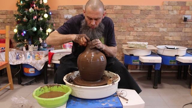 Шамотная глина на гончарном круге.
