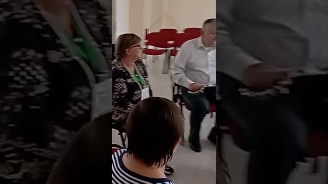 Руслан импровизирует на укулеле.