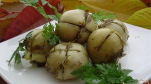 Зеленые помидоры с чесноком и зеленью