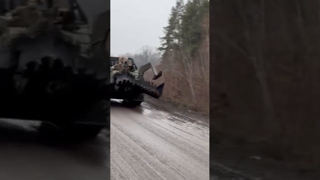 Кадры передвижения пока ещё целой бронированной эвакуационной машины (БРЭМ) Bergepanzer 2 ВСУ в ...