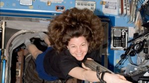 Почему женщины космонавты распускают волосы в космосе