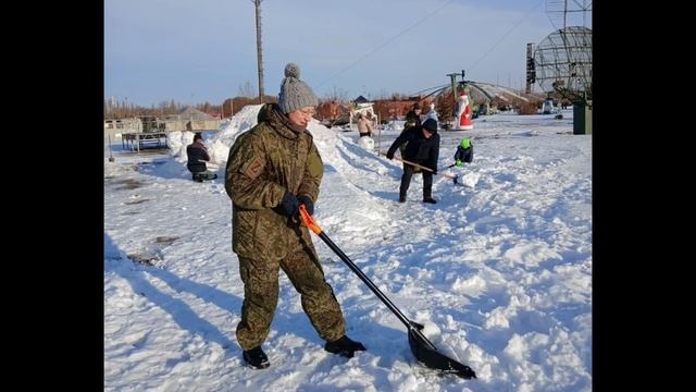 Завершение строительства снежной крепости со снежными фигурами 2025 год