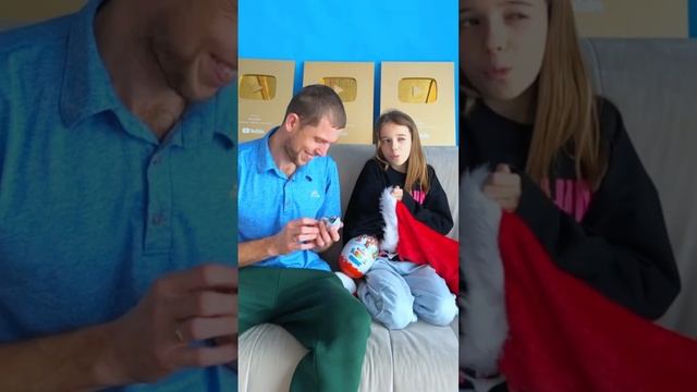 Арина и папа разбирают подарки