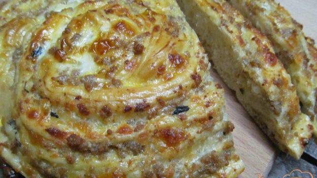 Мясной пирог в слоенном тесте