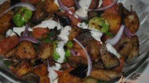 Теплый салат с картофелем и овощами