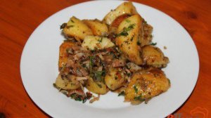 Картофель дольками с беконом и луком