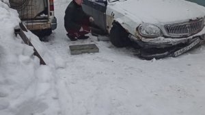 Третий день с очень ржавой Волгой 31105. Ремонт волги после ДТП из подручных средств. Волга.