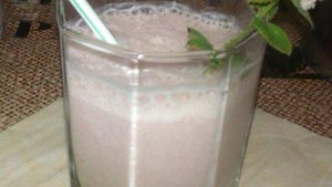 Молочный коктейль с малиной и бананом