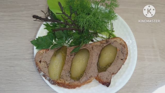 Вкусный паштет из куриной печени и потрошков.