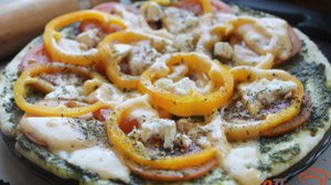 Пицца на готовой основе с сыром, болгарским перцем и соусом