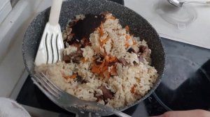 плов готов. немного подгорел, но есть можно.