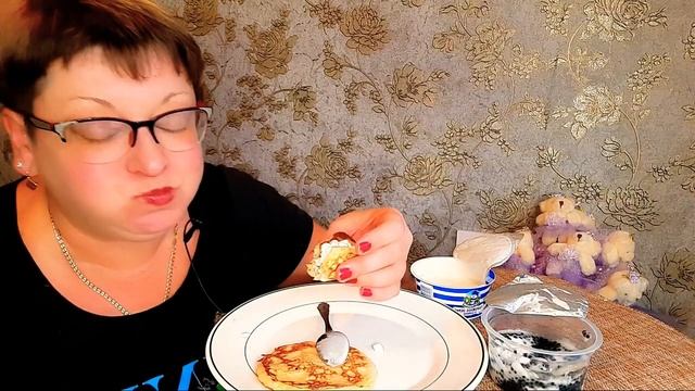 мукбанг/оладушки с икрой, но не заморской/обжор и разговоры на камеру/Mukbang