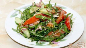 Салат с рукколой, овощами и кунжутом