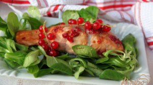 Лосось в маринаде из красной смородины