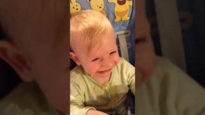 Малыш кушает кашу