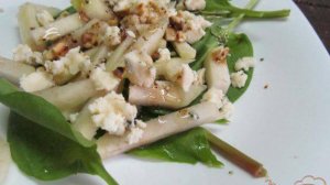 Салат с грушей и сыром с плесенью