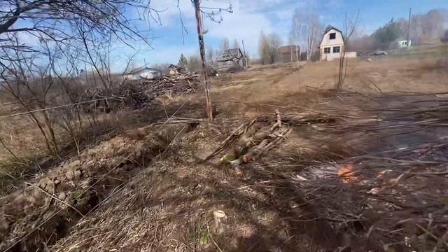 Часть 5. Сжигаем ветки, граничим участок и бурим ямки под столбы для забора. #расчистка участка
