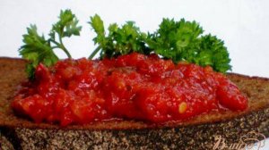 Аджика с зеленью и яблоком