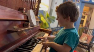 Играет для Баха и своей прабабушки Веры