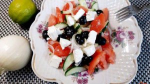 Салат из овощей с маслинами и фетой