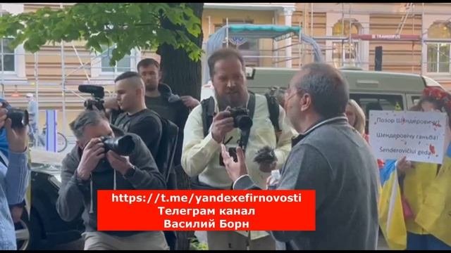 В Вильнюсе облили Шендеровича кетчупом