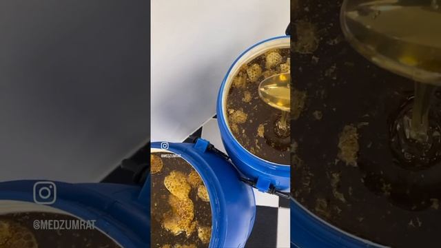 Процесс откачки мёда на нашей пасеке !
