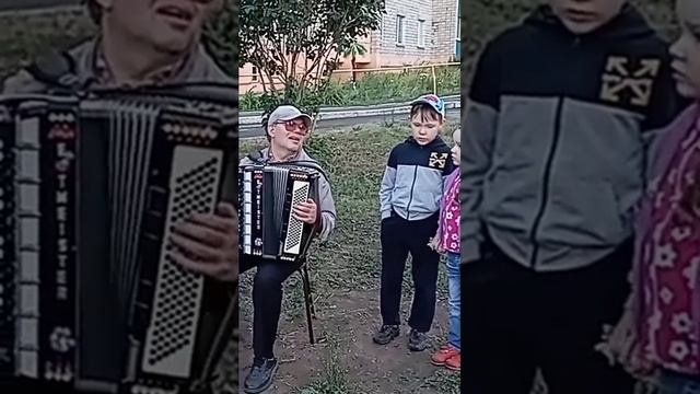 Дети поют русскую народную песню.