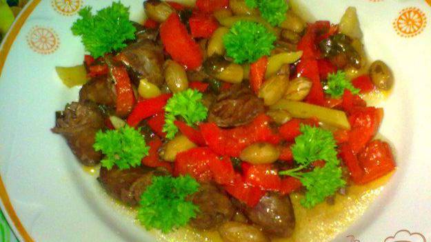 Куриные сердечки тушеные в вине
