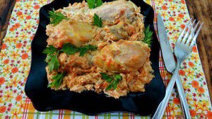 Куриные голени с луком и морковью в сметане