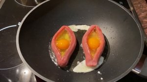 Завтрак яичница в сосиске