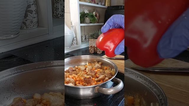 Гуляш по  венгерски.🥕🍅🌶🥩