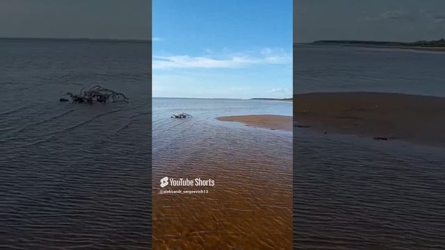 Синий камень под синим синим небом