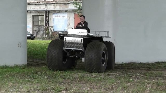 По кучам земли на вездеходе переломке Ураган Дикарь. Маневренность с ГОРУ. Плавучесть и скорость. смотреть онлайн