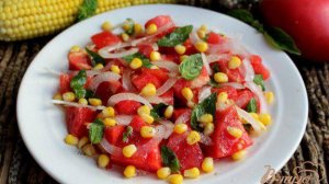 Салат из розовых помидор с луком и кукурузой