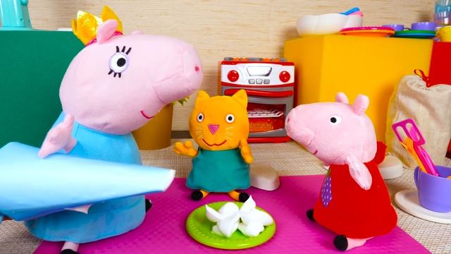 Oyuncaklar ile yemek yapma oyunu. Peppa Pig oyuncak ailesi beze yapıyor!