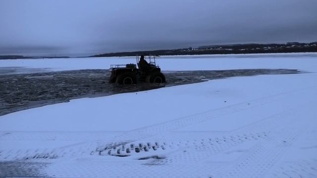Сравниваем вездеходы на разных шинах. Ломаем первый лед с первым снегом. День 2 смотреть онлайн