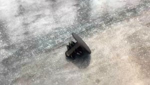 Пистон (клипса) молдинга порога ВАЗ 2123 Нива Шевроле, Тревел