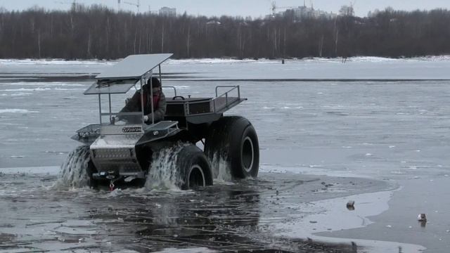 Вездеход переломка с двигателем по центру. Тонкий и гладкий первый лед. День 1 смотреть онлайн