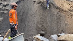 Строительство, шахтёры добывают чёрный песок