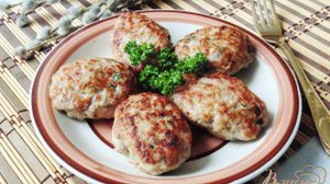 Котлеты из говядины и курицы с яблоками