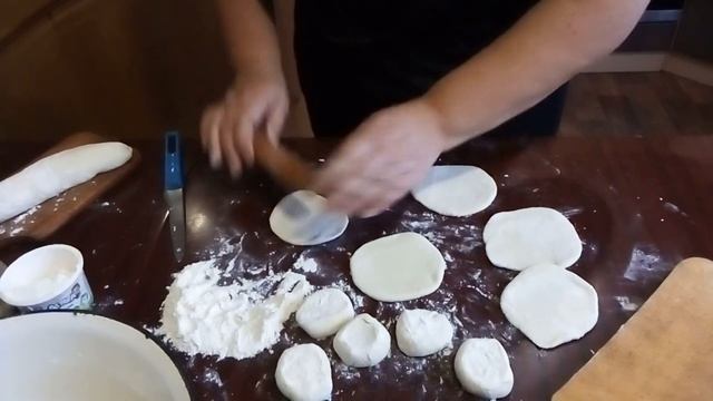 Українська страва вареники з картоплею, шкварками та цибулею