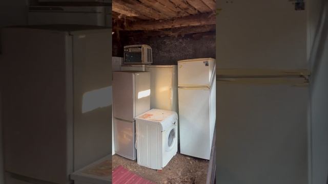Купили развалины за 25 тысяч. Открыли а там… открыли старый сарай а в нем куча бытовой техники.