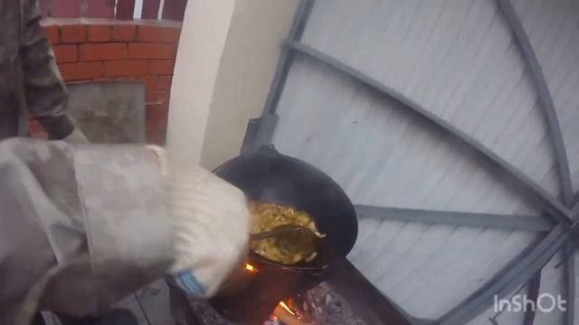 Плов из свинины в казане на костре