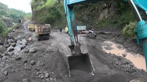 Строительство , экскаватор копает чёрный песок