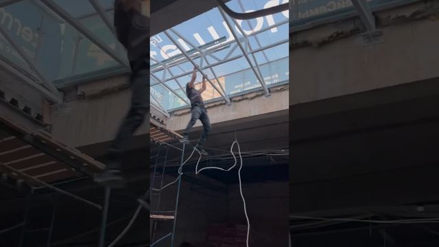 Техника безопасности превыше всего. Высота 4,8 метра. В тот момент когда технадзор отвернулся.